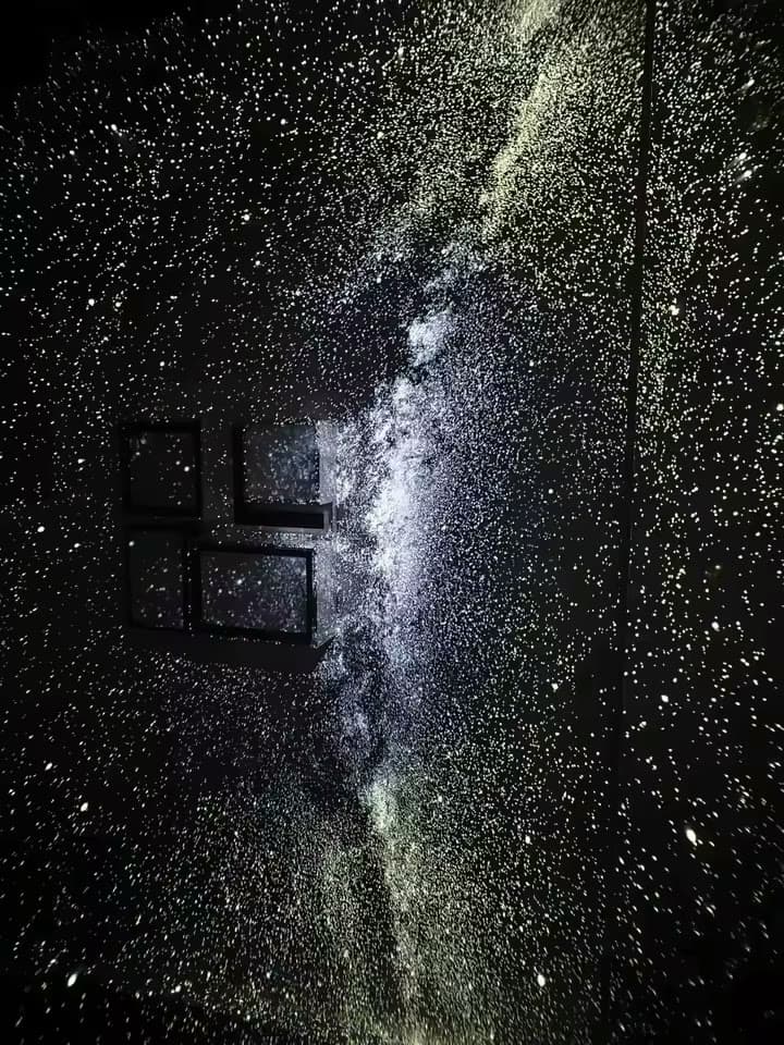 Photo réelle d'un disque CELSIAR projeté au plafond (14/19)