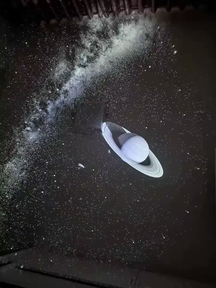 Photo réelle d'un disque CELSIAR projeté au plafond (16/19)